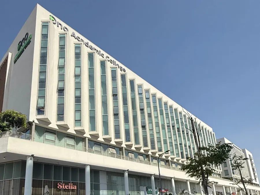 אותיות Ono Academic College על חזית הקמפוס