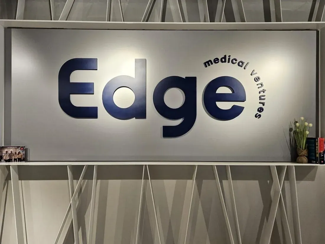 אותיות תלת-מימד על קיר משרד — Edge Medical Ventures