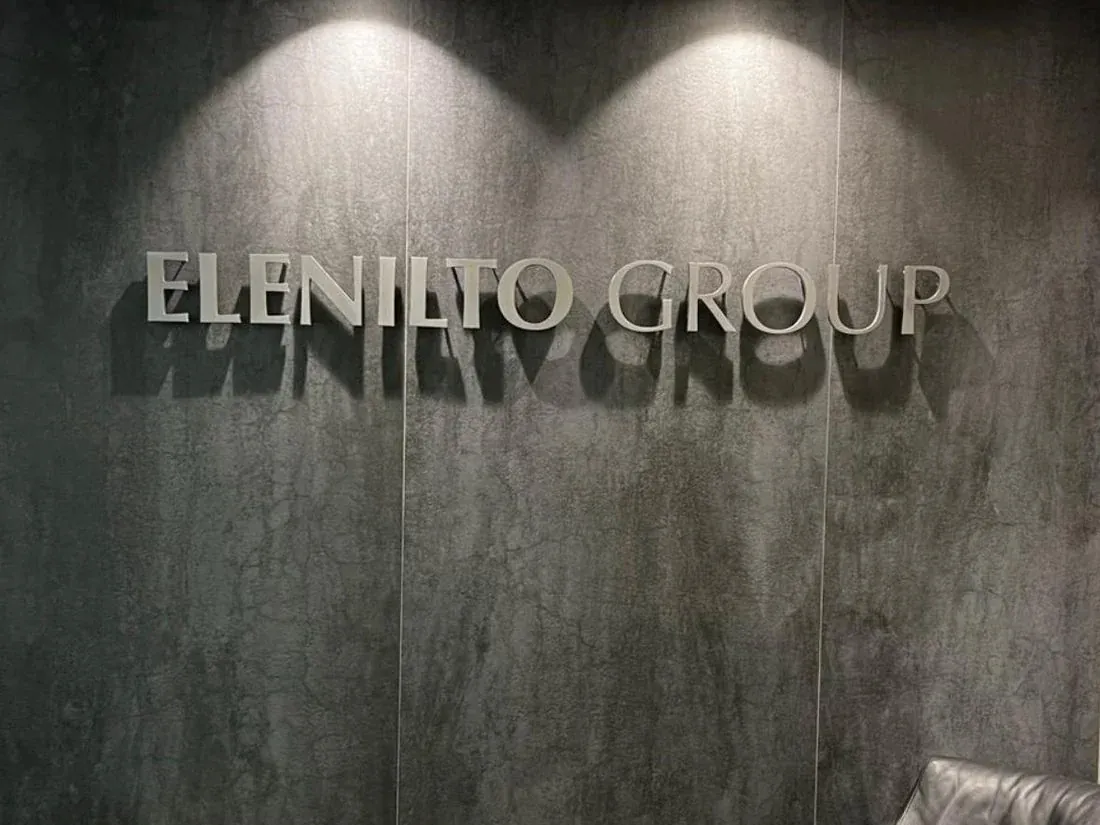 אותיות מתכת על קיר אבן — Elenilto Group