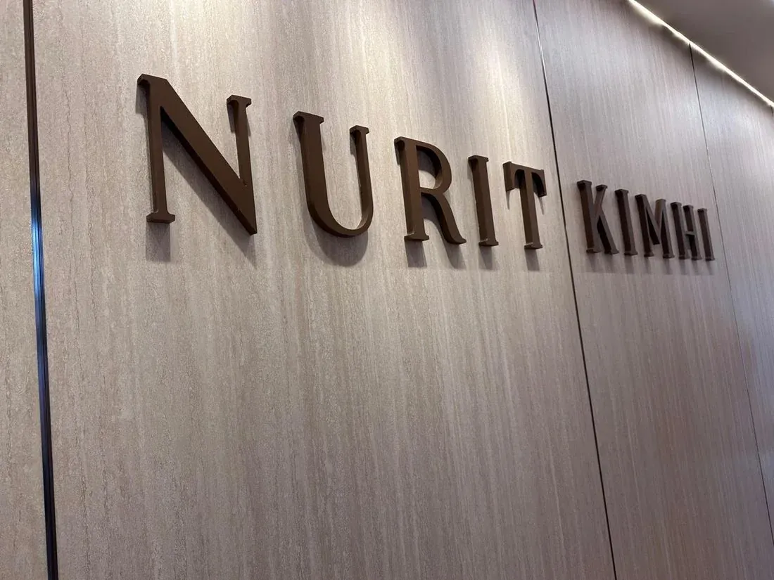 אותיות על קיר טרוורטין — Nurit Kimhi