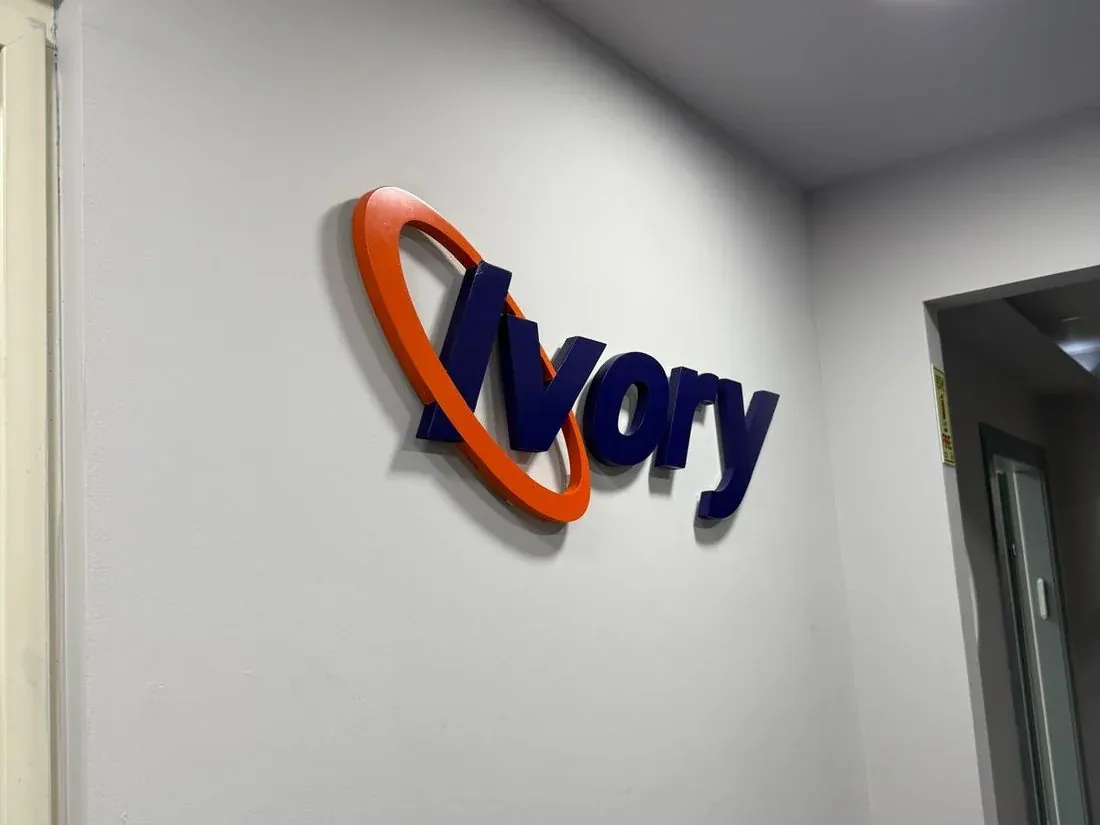 לוגו תלת-מימד על קיר — Ivory