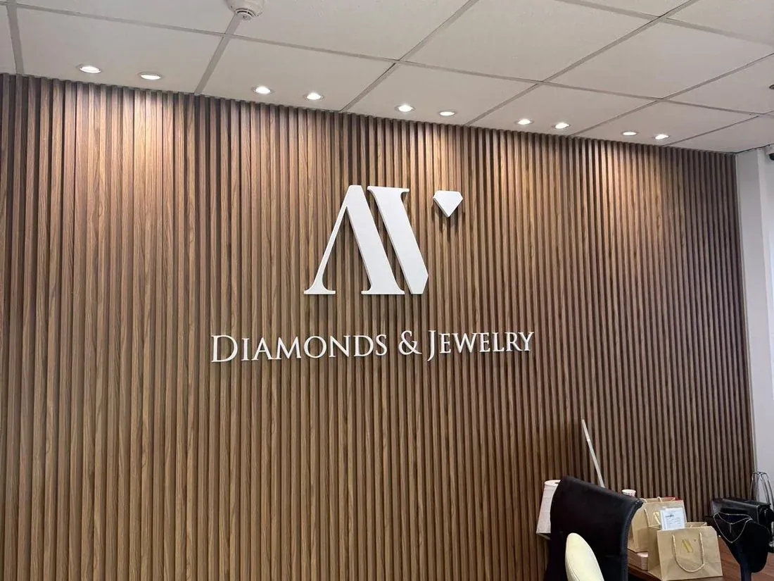 לוגו על קיר עץ — AV Diamonds & Jewelry
