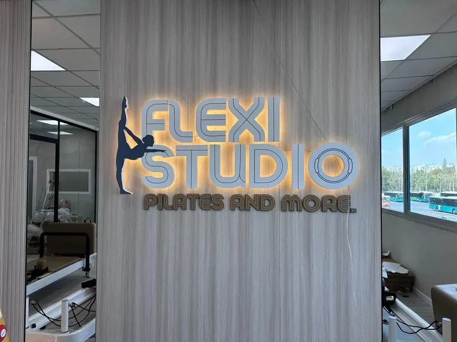 שלט תאורה אחורית — FLEXI STUDIO