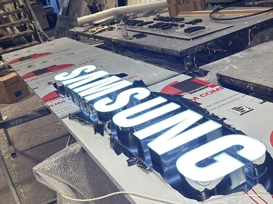 אותיות מוארות בשלב הייצור במפעל — SAMSUNG