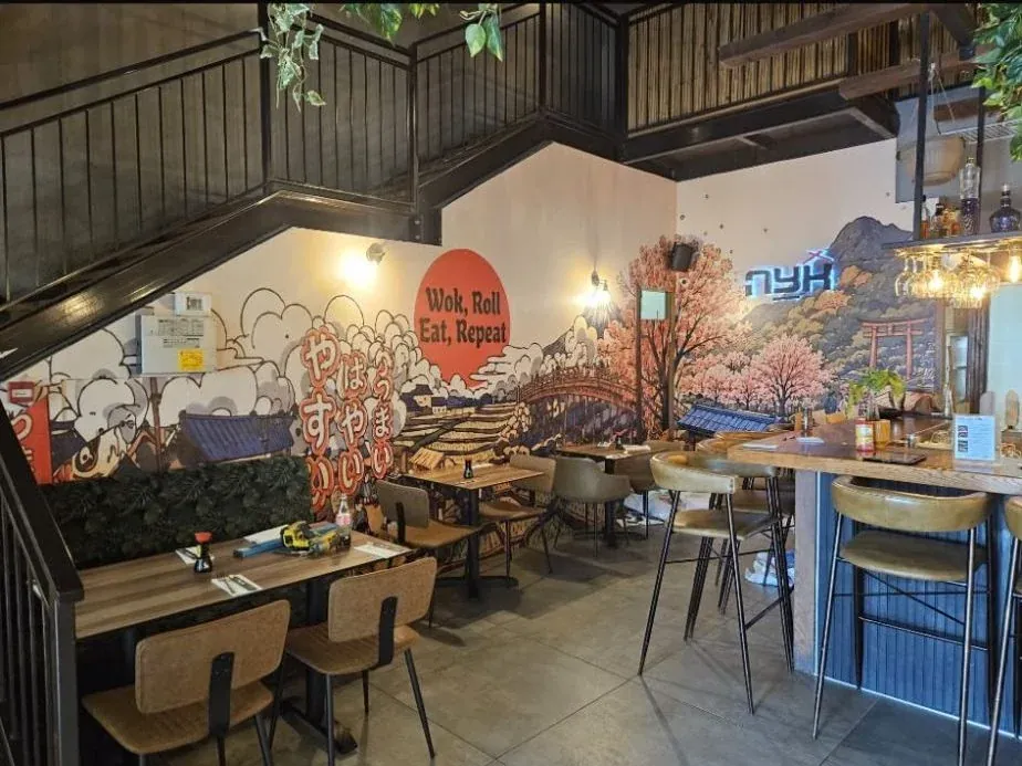 ציור קיר מודפס למסעדה אסייתית — Wok Roll Eat Repeat