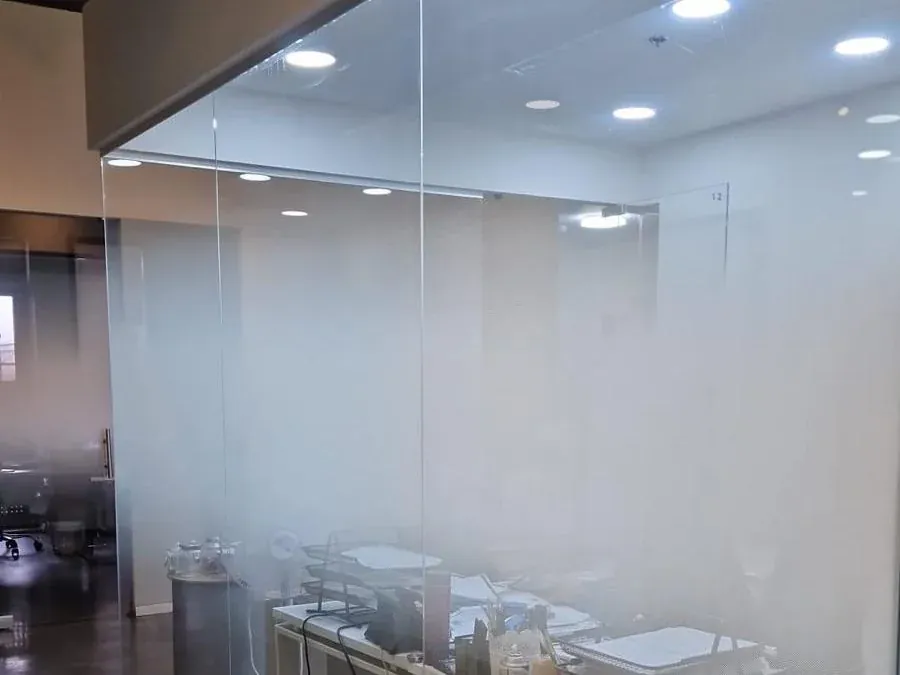 כיסוי זכוכית מלא בהתזת חול לפרטיות במשרד